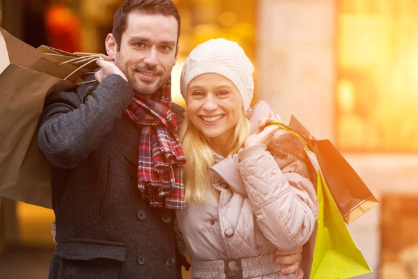 Joven pareja atractiva con bolsas de compras —  Fotos de Stock