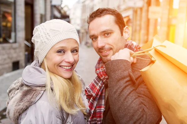 Jonge aantrekkelijke paar met shopping tassen — Stockfoto