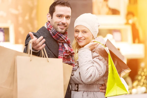 Joven pareja atractiva con bolsas de compras —  Fotos de Stock