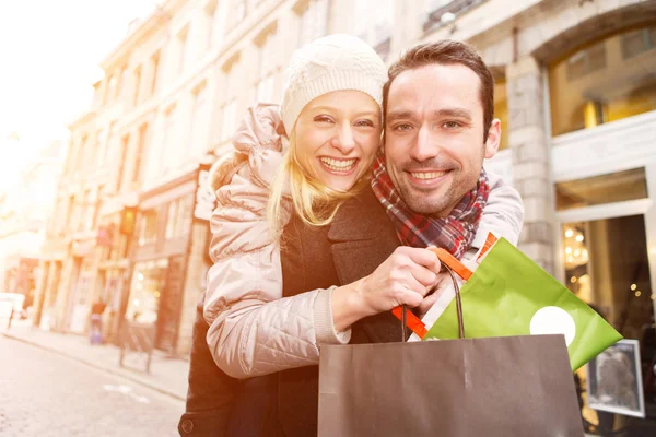 Jovem casal atraente com sacos de compras — Fotografia de Stock