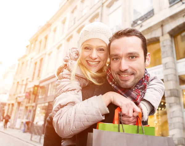ショッピング バッグと若い魅力的なカップル — ストック写真
