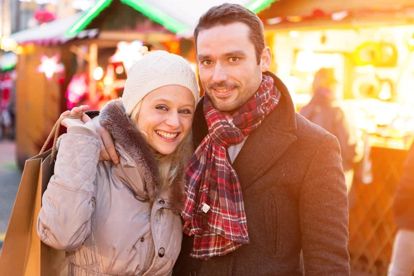 Jeune couple attrayant dans un marché de Noël — Photo