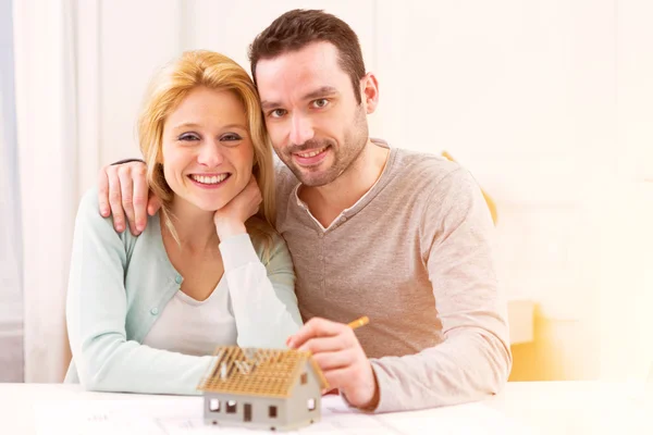 Jovem atraente 30 anos casal fazendo projeto em casa — Fotografia de Stock