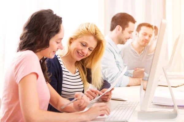 Junge attraktive Menschen arbeiten im Büro zusammen — Stockfoto