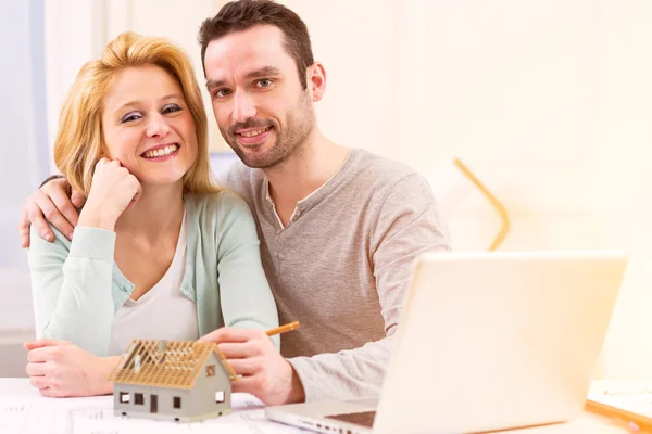 Jovem atraente 30 anos casal fazendo projeto em casa — Fotografia de Stock