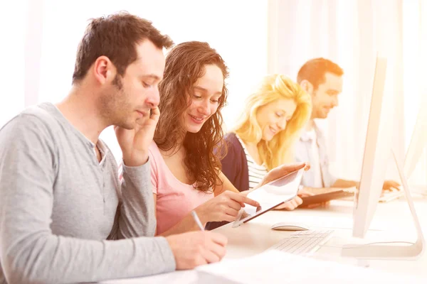 Junge attraktive Menschen arbeiten im Büro zusammen — Stockfoto