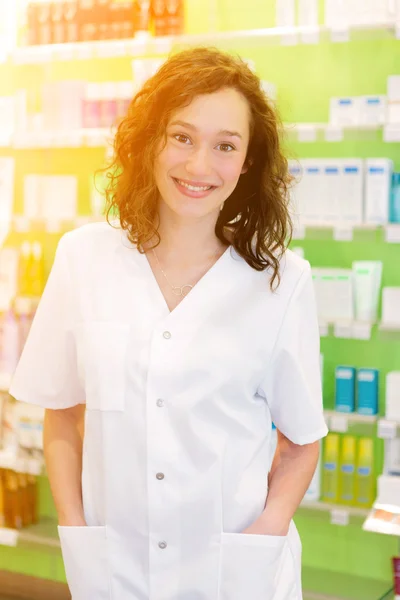 Giovane farmacista attraente sul lavoro — Foto Stock