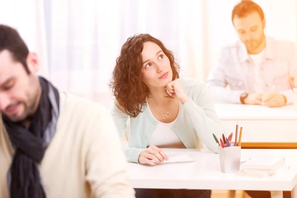 Junge attraktive Studenten, die Prüfungen ablegen — Stockfoto