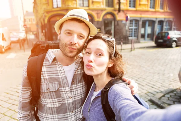 Casal jovem em férias tirando selfie — Fotografia de Stock