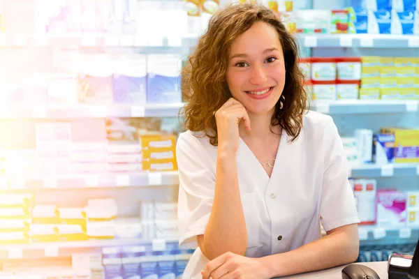 Giovane farmacista attraente sul lavoro — Foto Stock