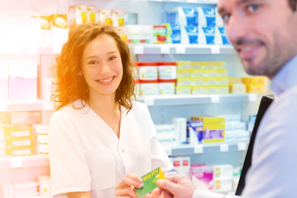 Joven farmacéutico atractivo en el trabajo —  Fotos de Stock