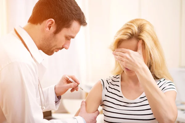 Jeune femme séduisante vaccinée — Photo