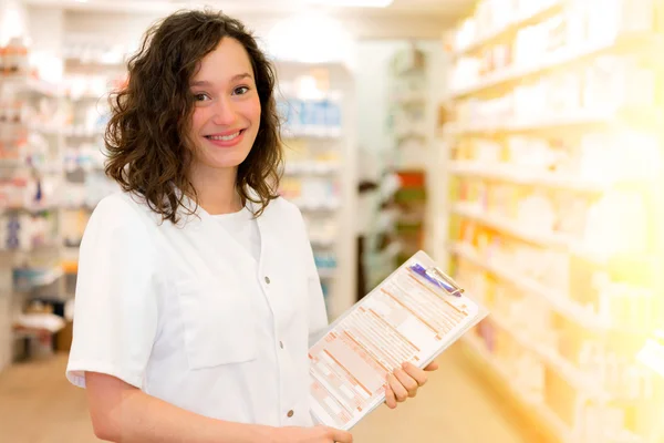 Aantrekkelijke jonge apotheker op het werk — Stockfoto