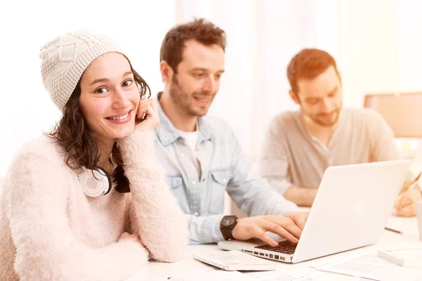 Students working together on a report — Stock Photo, Image