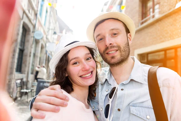 Jovem casal atraente em férias — Fotografia de Stock