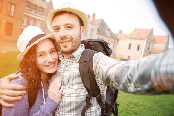 Pareja joven en vacaciones tomando selfie — Foto de Stock