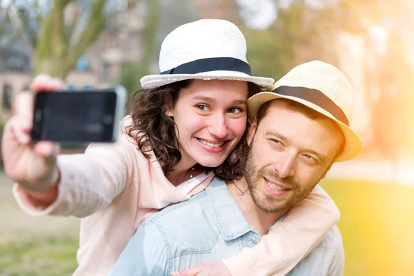 A fiatal pár, bevétel selfie ünnepek — Stock Fotó