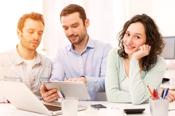 Zwei Praktikanten, die gemeinsam mit ihrem Kursleiter arbeiten — Stockfoto