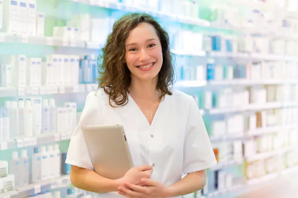 Aantrekkelijke jonge apotheker op het werk — Stockfoto