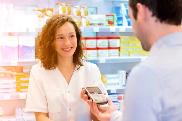 Joven farmacéutico atractivo en el trabajo —  Fotos de Stock