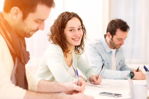 Jeune étudiant attrayant prenant des examens — Photo