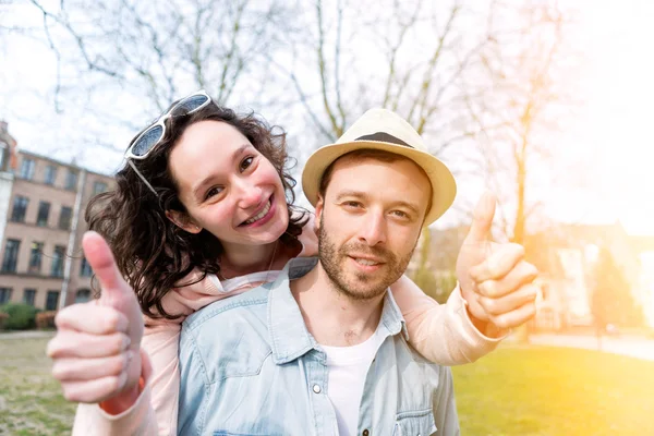 Jong (echt) paar op vakantie nemen selfie — Stockfoto