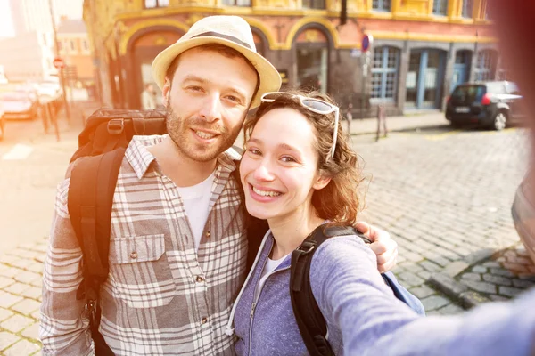 Casal jovem em férias tirando selfie — Fotografia de Stock