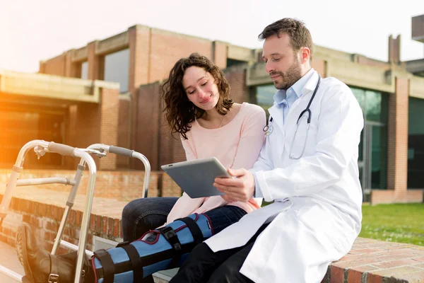 Doctor showing reeducation's tips on tablet — Stock Photo, Image