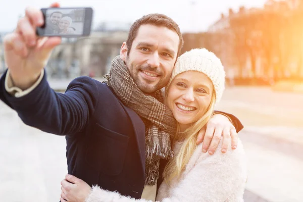 Casal jovem em férias tirando selfie — Fotografia de Stock