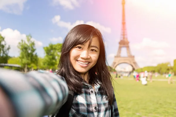Unga attraktiva asiatiska turist i paris med selfie — Stockfoto