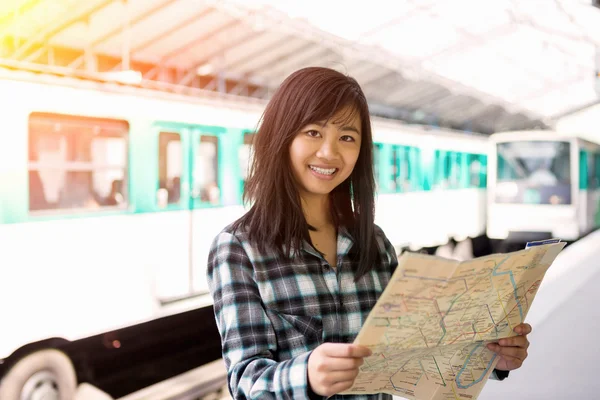 Young attractive asian tourist visiting Paris — Stock Photo, Image