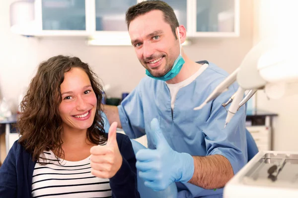 Junge attraktive Frau wird von einem Zahnarzt geheilt — Stockfoto