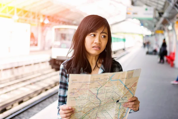 Young attractive asian tourist visiting Paris — Stock Photo, Image