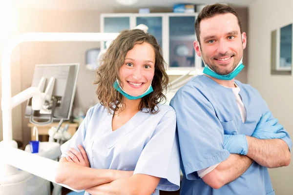 Retrato de un equipo de jóvenes dentistas atractivos en su consultorio — Foto de Stock
