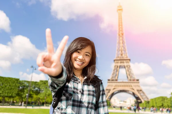 Młody atrakcyjny azjatycki Turysta odwiedzający Paryż — Zdjęcie stockowe