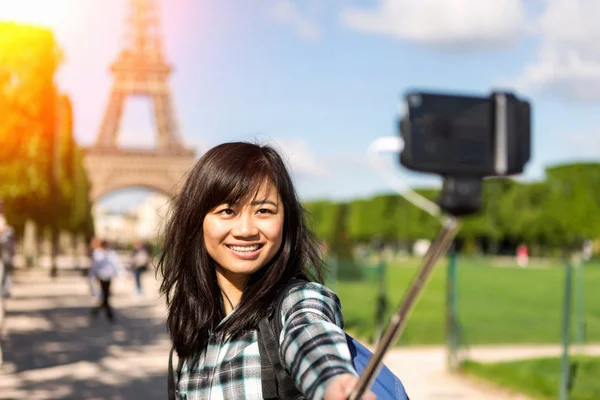 Young attractive asian tourist in Paris taking selfie — Stock Photo, Image