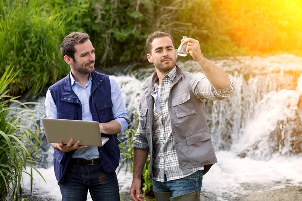 Scienziato e biologo che lavorano insieme sull'analisi dell'acqua — Foto Stock