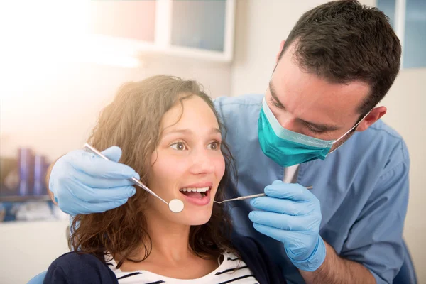 Giovane donna attraente curata da un dentista — Foto Stock