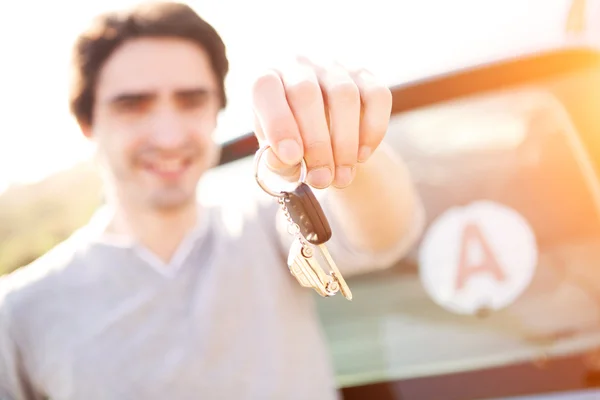 Jonge man gelukkig om zijn rijbewijs — Stockfoto