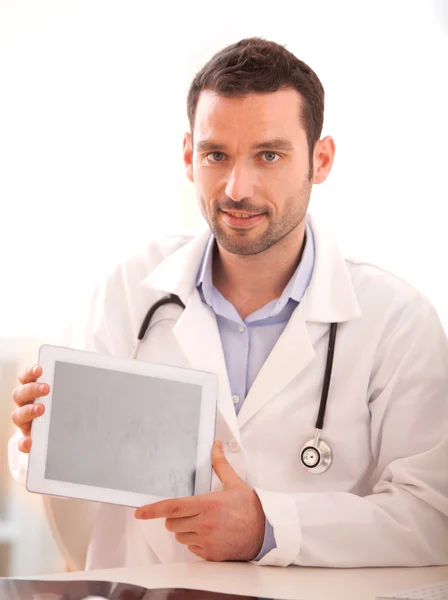 Porträt eines jungen Arztes bei der Arbeit — Stockfoto