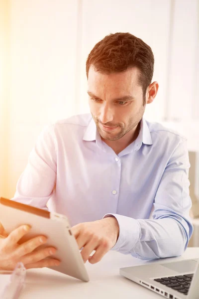 Junger Geschäftsmann arbeitet zu Hause an seinem Laptop — Stockfoto