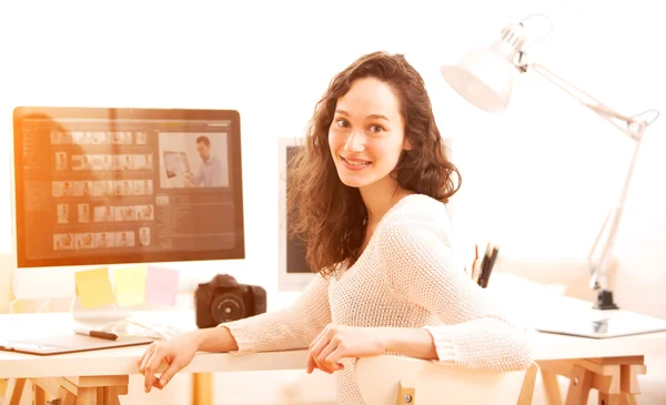 Ung kvinna fotograf arbetar på studio — Stockfoto