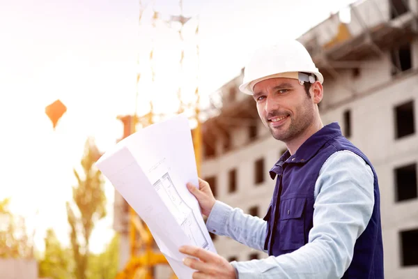 Werknemer die op een bouwplaats werkt — Stockfoto