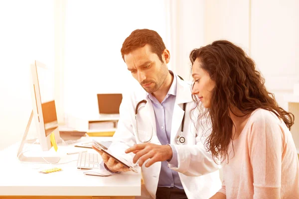 Doctor using tablet to inform patient — Stock Photo, Image