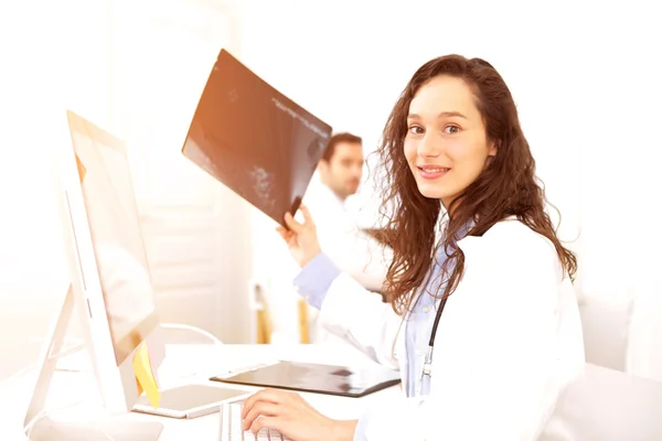 Doctor and nurse working as a medical team — Stock Photo, Image