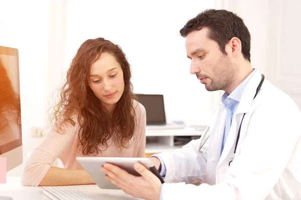 Doctor using tablet to inform patient — Stock Photo, Image