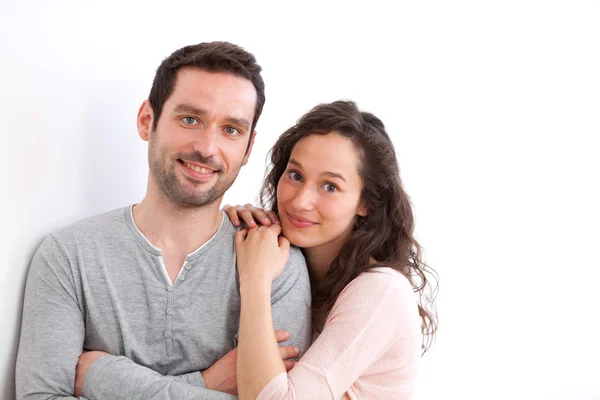 Portrait d'un jeune couple heureux — Photo