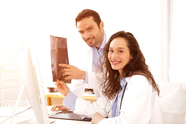 Lékař a sestra pracující jako lékařský tým — Stock fotografie