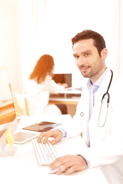 Doctor and nurse working as a medical team — Stock Photo, Image