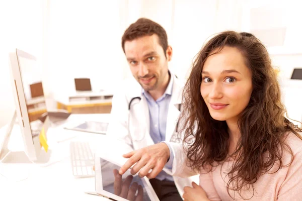 Médico que utiliza el comprimido para informar al paciente —  Fotos de Stock